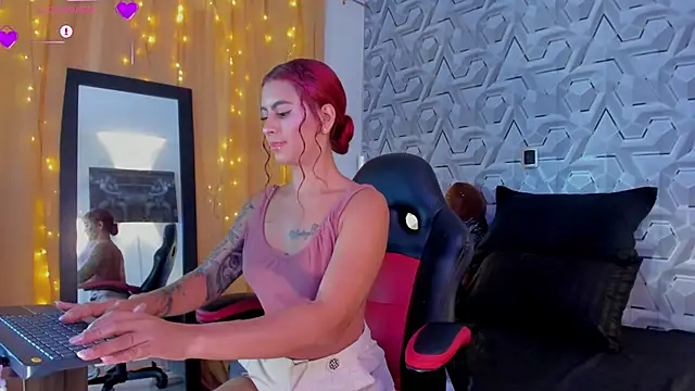 Snapshot of Sophiee_Hill chatting on 10-28-25, 02:42 Sophiee Hill online show from 10-28-25, 02:42