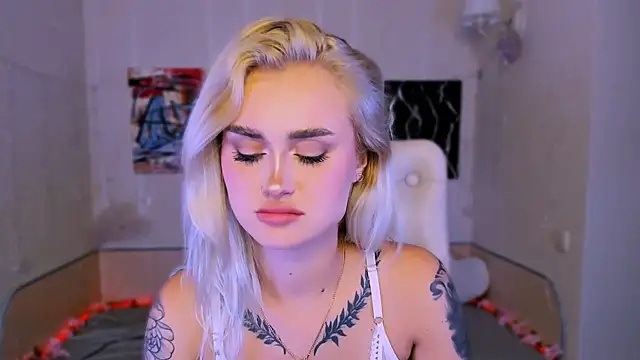 Snapshot of _Ravenaa chatting on 11-07-25, 04:29 Ravenaa online show from 11-07-25, 04:29