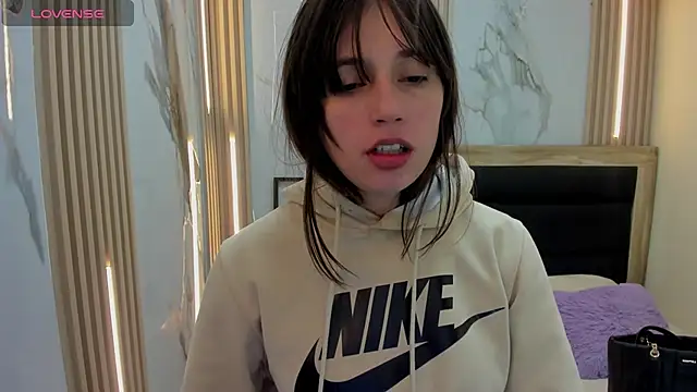 Snapshot of MAGNOLEROY chatting on 11-15-25, 12:45 MAGNOLEROY online show from 11-15-25, 12:45