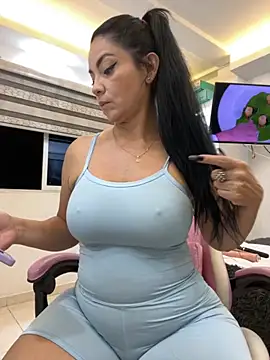 Snapshot of Hot_beauty__ chatting on 11-13-25, 02:43 Hot beauty online show from 11-13-25, 02:43