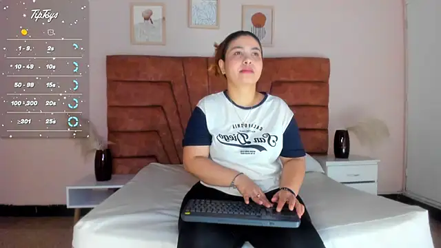 MAHIASMITH13 online show from 03-12-25, 01:30