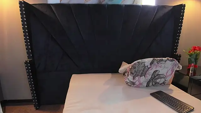 MAHIASMITH13 online show from 11-27-25, 01:24