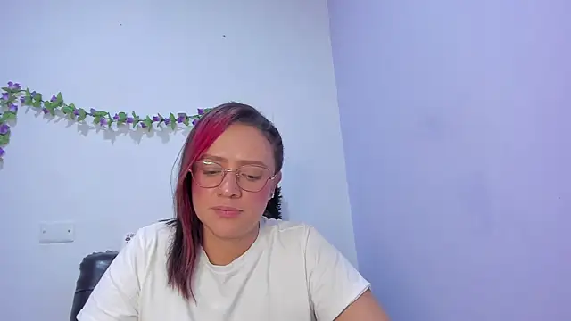 nicollee18 online show from 02-08-25, 01:11