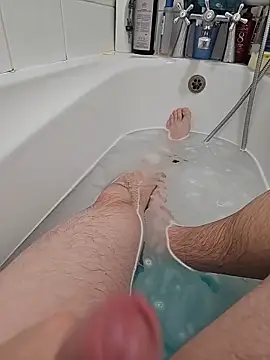 Snapshot of Big_And_ThickUK chatting on 10-18-25, 05:25 Big And ThickUK online show from 10-18-25, 05:25