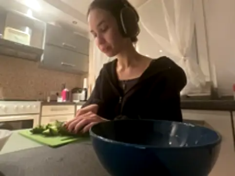 Roxie Mils online show from 10-27-25, 07:18