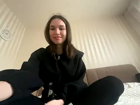 Roxie Mils online show from 11-18-25, 09:47