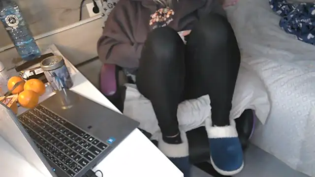 LaRa forU online show from 11-27-25, 03:58