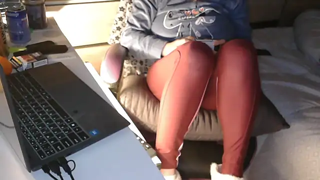 LaRa forU online show from 11-28-25, 04:53