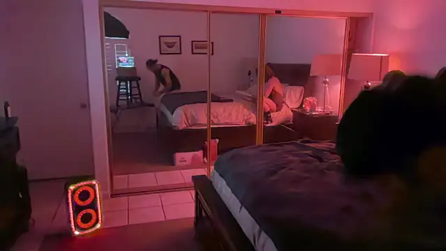 Snapshot of _Studio4Three_ chatting on 02-08-26, 10:57 Studio4Three online show from 02-08-26, 10:57