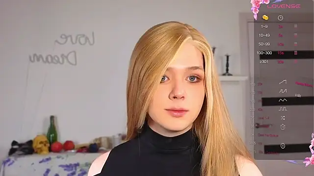 Snapshot of _yourFoxy_ chatting on 11-06-25, 12:39 yourFoxy online show from 11-06-25, 12:39