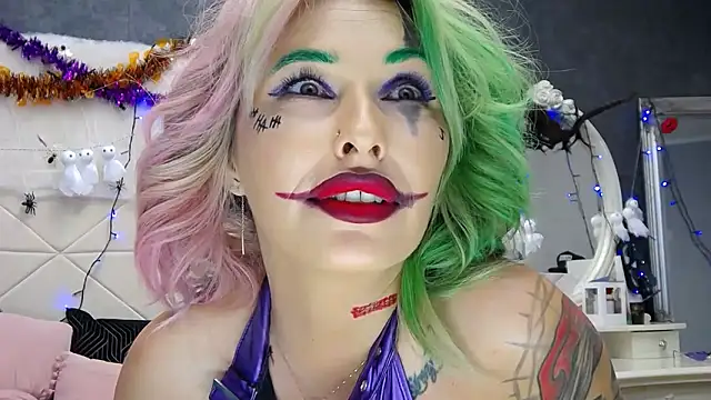 IssaSmith online show from 10-31-25, 08:04