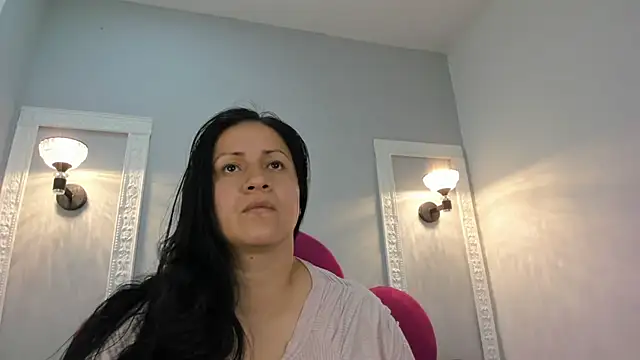 Ambber moon online show from 10-30-25, 04:36