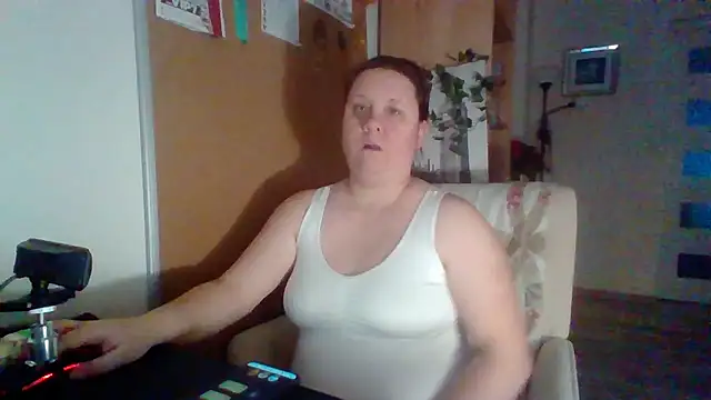 Snapshot of ReifeVenna chatting on 12-16-24, 03:32 ReifeVenna online show from 12-16-24, 03:32