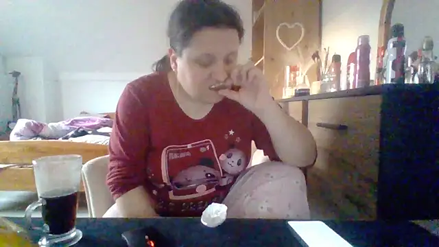 Snapshot of ReifeVenna chatting on 02-04-25, 03:15 ReifeVenna online show from 02-04-25, 03:15