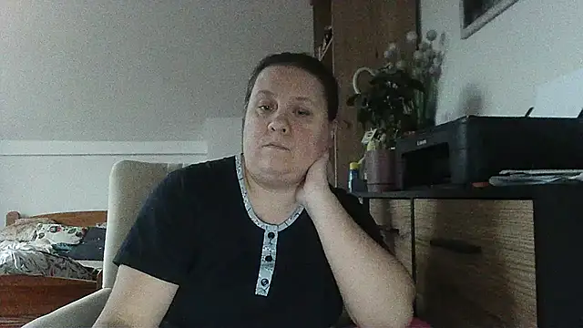 Snapshot of ReifeVenna chatting on 11-17-25, 02:01 ReifeVenna online show from 11-17-25, 02:01