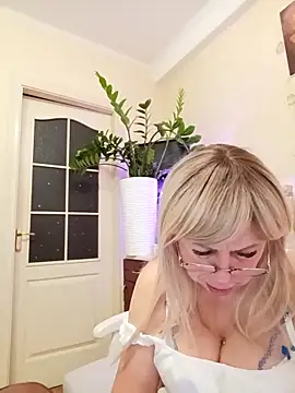 SusieNoreen online show from 09-16-25, 01:06