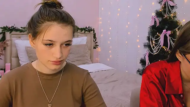 Snapshot of queenofjoyy chatting on 12-19-24, 09:40 queenofjoyy online show from 12-19-24, 09:40