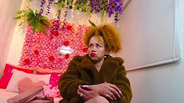 Snapshot of BLONDE_SEXYHOT chatting on 10-17-25, 03:10 BLONDE SEXYHOT online show from 10-17-25, 03:10