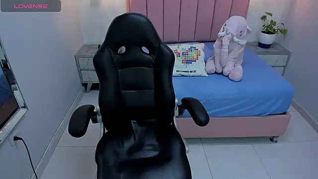 Snapshot of MAILYLOVE1 chatting on 02-11-25, 12:58 MAILYLOVE1 online show from 02-11-25, 12:58