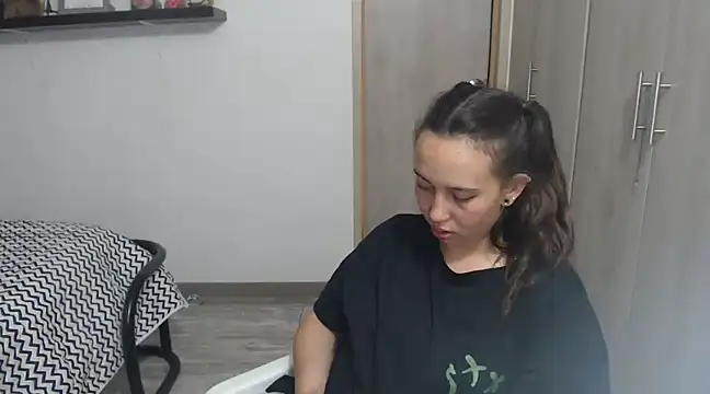 Snapshot of Skarlet_Adams28 chatting on 12-20-24, 04:42 Skarlet Adams28 online show from 12-20-24, 04:42