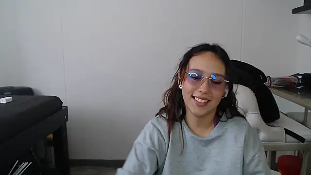 Snapshot of Skarlet_Adams28 chatting on 02-05-25, 08:35 Skarlet Adams28 online show from 02-05-25, 08:35