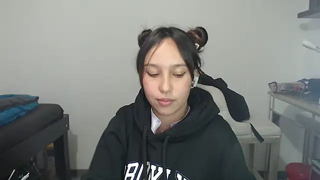 Snapshot of Skarlet_Adams28 chatting on 02-07-25, 02:40 Skarlet Adams28 online show from 02-07-25, 02:40