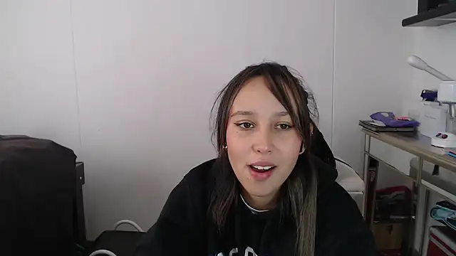 Snapshot of Skarlet_Adams28 chatting on 03-06-25, 02:51 Skarlet Adams28 online show from 03-06-25, 02:51