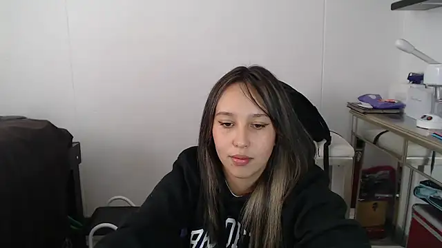 Snapshot of Skarlet_Adams28 chatting on 03-06-25, 05:54 Skarlet Adams28 online show from 03-06-25, 05:54