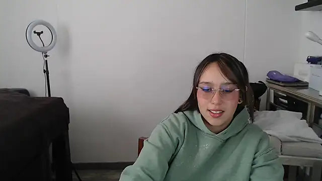 Snapshot of Skarlet_Adams28 chatting on 03-10-25, 07:29 Skarlet Adams28 online show from 03-10-25, 07:29