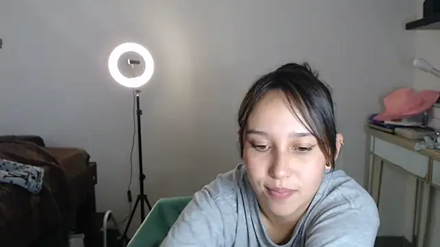 Snapshot of Skarlet_Adams28 chatting on 03-19-25, 01:43 Skarlet Adams28 online show from 03-19-25, 01:43