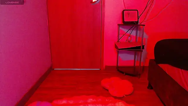 Snapshot of Skarlet_Adams28 chatting on 10-15-25, 10:43 Skarlet Adams28 online show from 10-15-25, 10:43