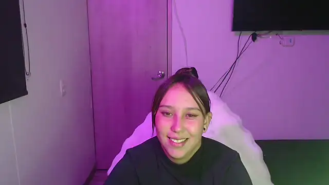 Snapshot of Skarlet_Adams28 chatting on 10-20-25, 11:16 Skarlet Adams28 online show from 10-20-25, 11:16