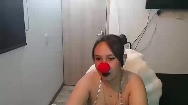 Snapshot of Skarlet_Adams28 chatting on 10-31-25, 10:11 Skarlet Adams28 online show from 10-31-25, 10:11