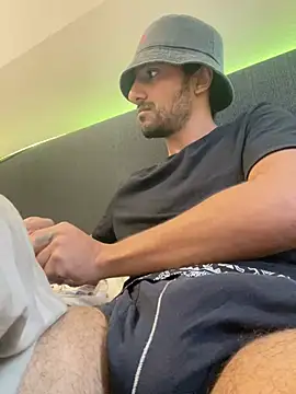 Snapshot of hard_macoor12 chatting on 12-13-24, 01:44 hard macoor12 online show from 12-13-24, 01:44