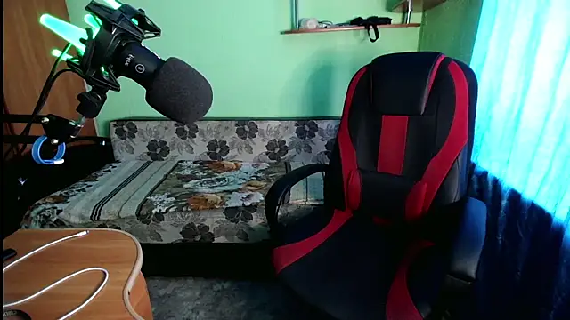 Snapshot of fameboyboo chatting on 11-24-25, 07:30 fameboyboo online show from 11-24-25, 07:30