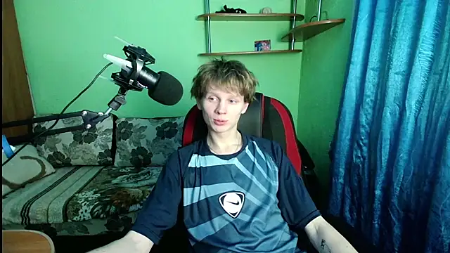 Snapshot of fameboyboo chatting on 12-01-25, 09:53 fameboyboo online show from 12-01-25, 09:53