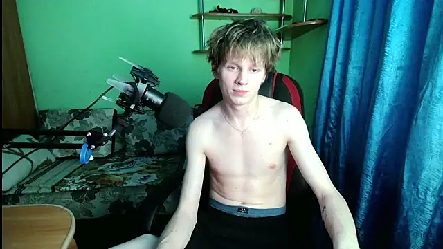 Snapshot of fameboyboo chatting on 12-04-25, 06:27 fameboyboo online show from 12-04-25, 06:27