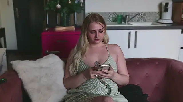 Snapshot of ce_leste__ chatting on 12-17-24, 10:44 ce leste   online show from 12-17-24, 10:44