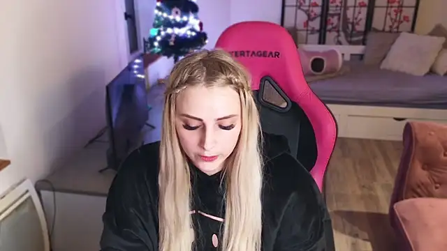 Snapshot of ce_leste__ chatting on 12-18-24, 07:19 ce leste   online show from 12-18-24, 07:19