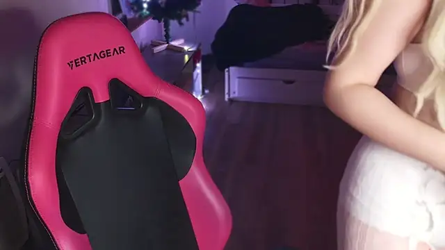 Snapshot of ce_leste__ chatting on 12-30-24, 04:51 ce leste   online show from 12-30-24, 04:51