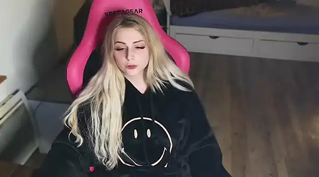 Snapshot of ce_leste__ chatting on 01-06-25, 09:22 ce leste   online show from 01-06-25, 09:22