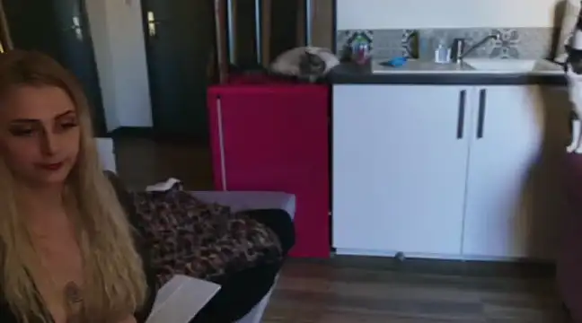 Snapshot of ce_leste__ chatting on 01-12-25, 02:19 ce leste   online show from 01-12-25, 02:19