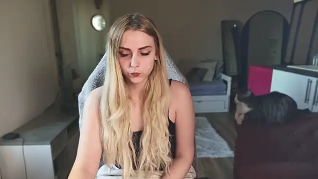 Snapshot of ce_leste__ chatting on 02-04-25, 04:29 ce leste   online show from 02-04-25, 04:29