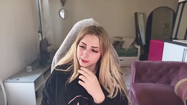 Snapshot of ce_leste__ chatting on 03-06-25, 11:14 ce leste   online show from 03-06-25, 11:14