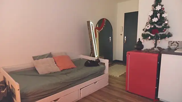 Snapshot of ce_leste__ chatting on 12-17-25, 04:24 ce leste online show from 12-17-25, 04:24