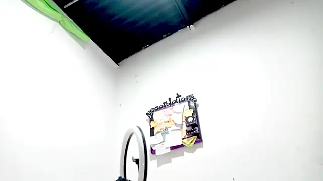 Snapshot of PetiteIvoryQueen19 chatting on 10-21-25, 05:30 PetiteIvoryQueen19 online show from 10-21-25, 05:30