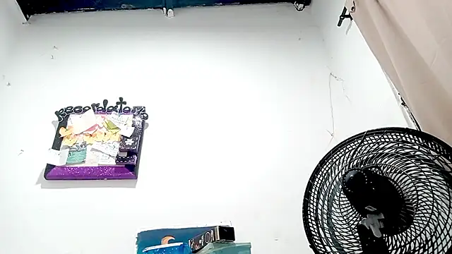 Snapshot of PetiteIvoryQueen19 chatting on 11-21-25, 04:00 PetiteIvoryQueen19 online show from 11-21-25, 04:00