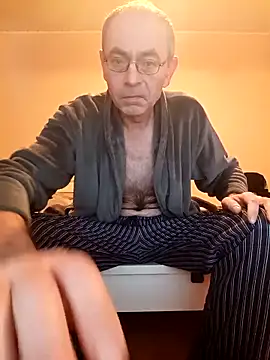 Snapshot of BesterJunge45 chatting on 11-23-25, 07:30 BesterJunge45 online show from 11-23-25, 07:30