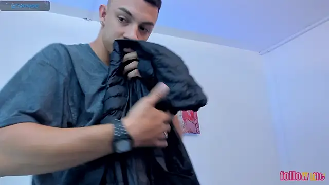 Snapshot of Samuel_Up chatting on 10-12-25, 04:22 Samuel Up online show from 10-12-25, 04:22