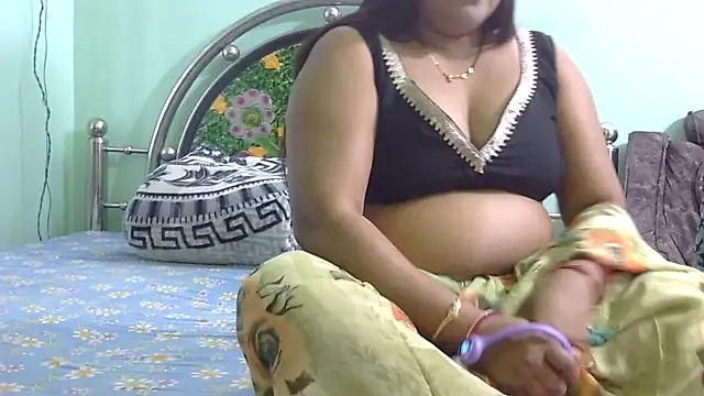 Snapshot of Couple_For_You18 chatting on 02-12-26, 04:29 Couple For You18 online show from 02-12-26, 04:29